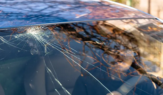 Pare-brise fissuré d’une auto