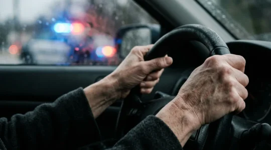 Gros plan sur des mains crispées tenant un volant de voiture dans une ambiance dramatique illustrant l'angoisse du conducteur après un accident