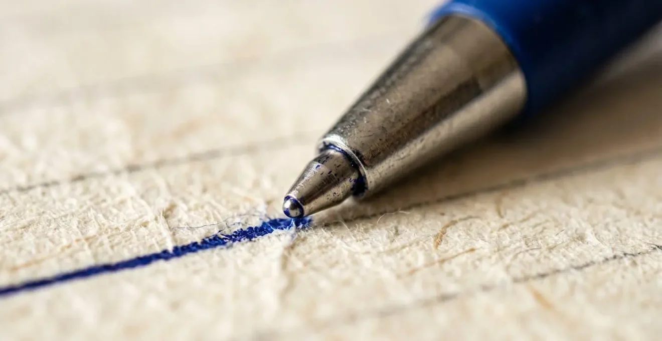 Gros plan sur section observations d'un constat amiable avec stylo et reflet concentré