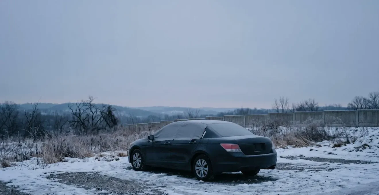Vue d'ensemble minimaliste d'un environnement hivernal avec un véhicule protégé du gel